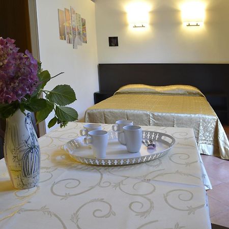 Gemelli Holidays -2 Easy Lofts, Groundfloor With Courtyard, Mezzanine Bedroom, Baby & Pet Friendly, Near Monte Mario Station Connecting To Center In 20 Minutes, 2 Steps From Bus, Groceries, Restaurants, Park, Cycle Path - Warm Guest Care In 4 Languag ภายนอก รูปภาพ