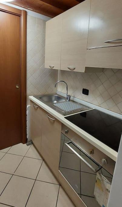 Gemelli Holidays -2 Easy Lofts, Groundfloor With Courtyard, Mezzanine Bedroom, Baby & Pet Friendly, Near Monte Mario Station Connecting To Center In 20 Minutes, 2 Steps From Bus, Groceries, Restaurants, Park, Cycle Path - Warm Guest Care In 4 Languag ภายนอก รูปภาพ