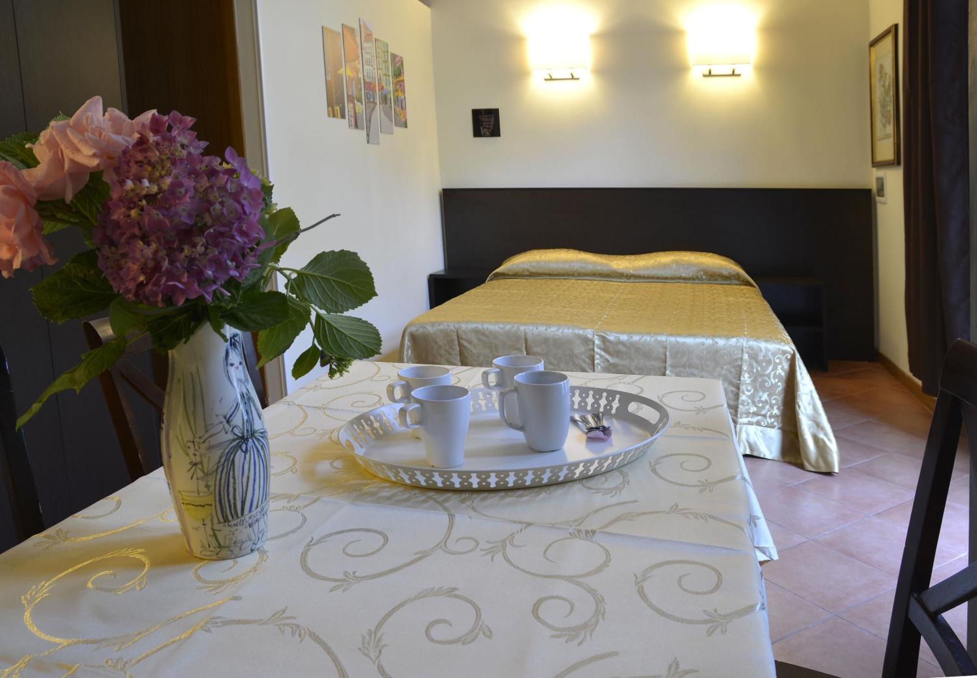 Gemelli Holidays -2 Easy Lofts, Groundfloor With Courtyard, Mezzanine Bedroom, Baby & Pet Friendly, Near Monte Mario Station Connecting To Center In 20 Minutes, 2 Steps From Bus, Groceries, Restaurants, Park, Cycle Path - Warm Guest Care In 4 Languag ภายนอก รูปภาพ